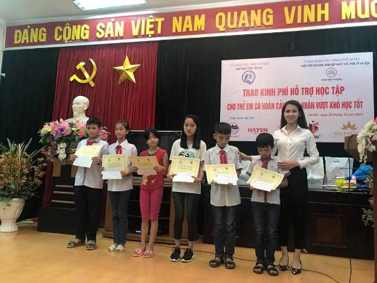 Trao kinh phí hỗ trợ học tập cho trẻ em có hoàn cảnh khó khăn ảnh 1